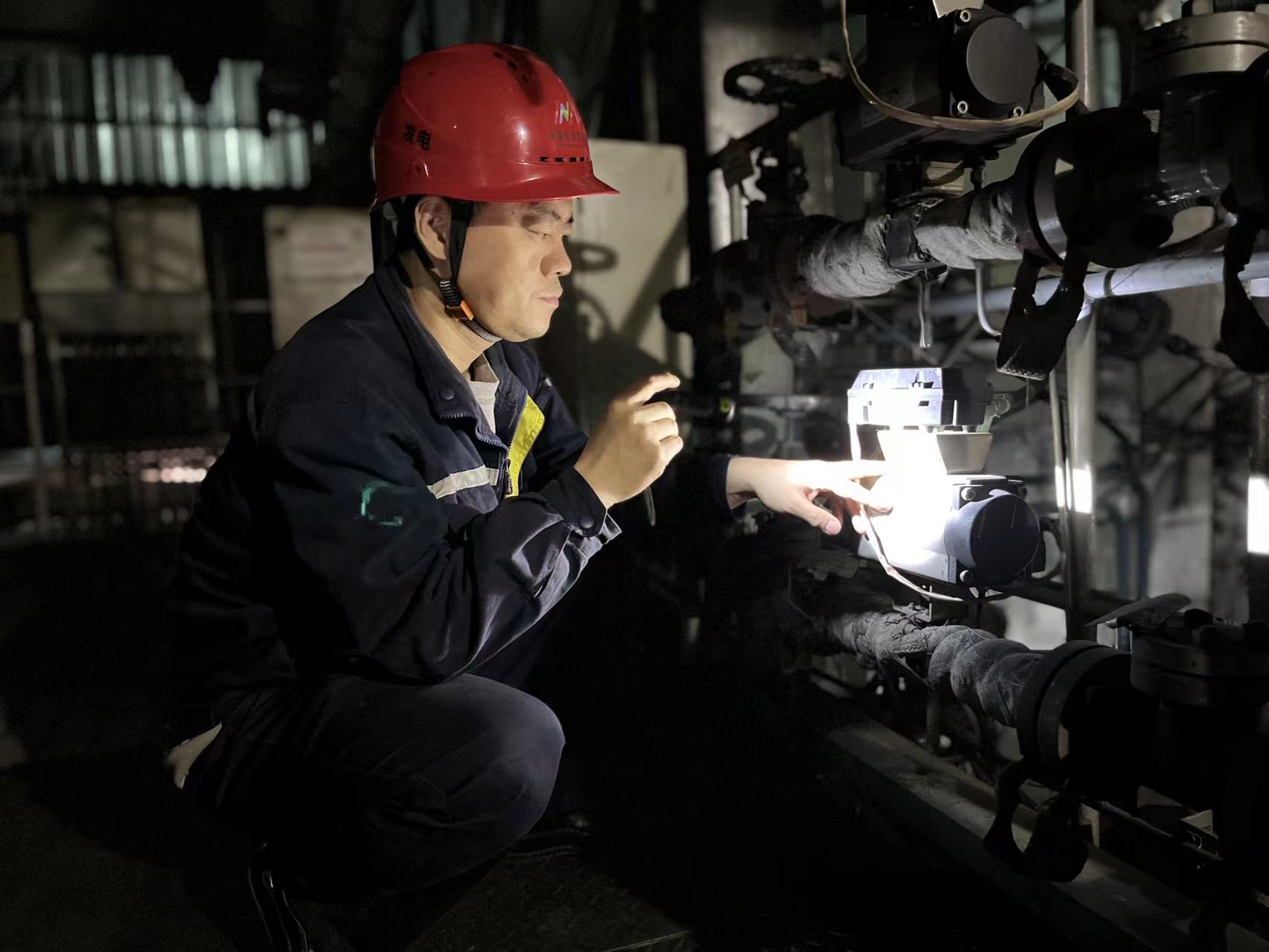 張濤：“只要需要我就一直在，同他們一起，做設備穩(wěn)定的護航人！”