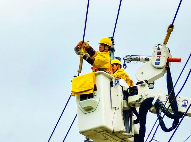 國(guó)網(wǎng)政和縣供電公司風(fēng)雨無(wú)阻勇?lián)?dāng) 攻堅(jiān)克難保供電