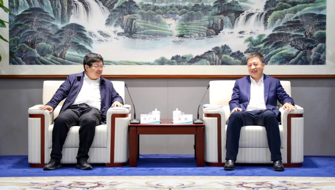 中國電氣裝備黨委副書記、總經(jīng)理周群會見濟(jì)南市副市長任廣鋒