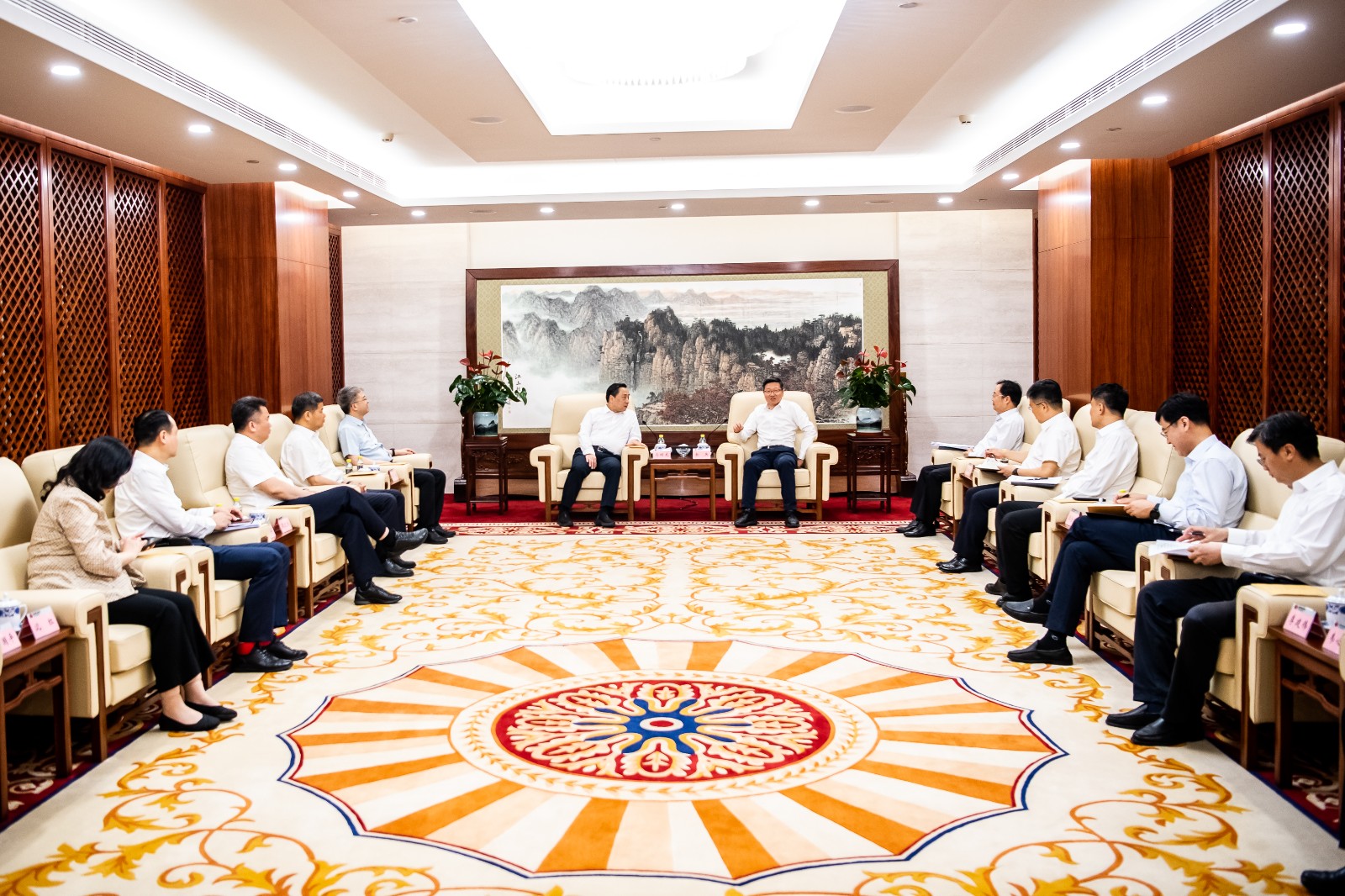 國(guó)家能源集團(tuán)公司總經(jīng)理、黨組副書(shū)記余兵會(huì)見(jiàn)鎮(zhèn)江市委書(shū)記馬明龍一行