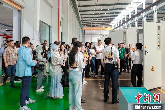 海外華文媒體探訪中國(guó)新能源產(chǎn)業(yè):期待用上儲(chǔ)能產(chǎn)品