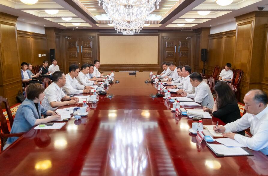 大唐集團(tuán)總經(jīng)理、黨組副書記張傳江與阜新市委書記胡濤、市長(zhǎng)周鵬舉會(huì)談