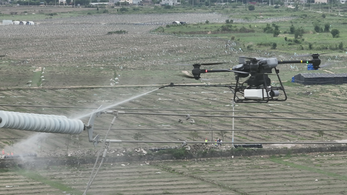 海南電網(wǎng)首次開展規(guī)?；療o人機(jī)沖洗作業(yè)