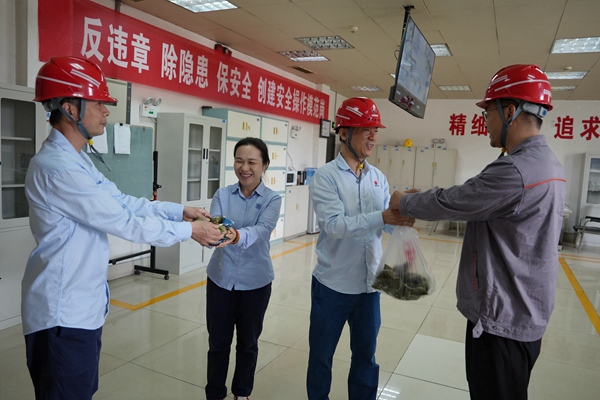 陜煤石門(mén):粽香送一線(xiàn) 安全“粽”心間