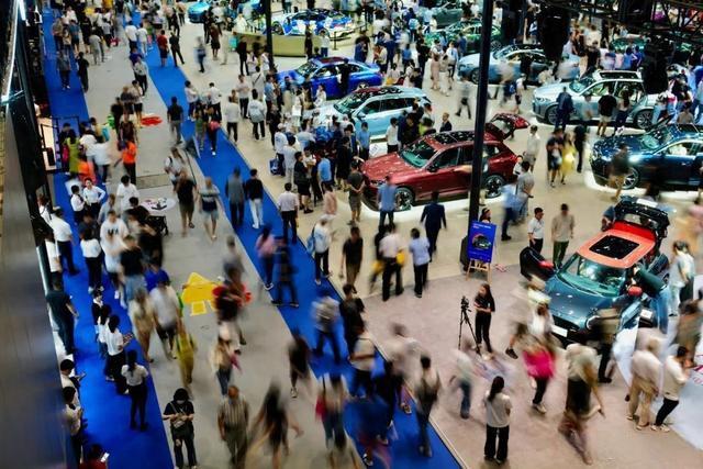 新能源車，熱!燃油車，冷!