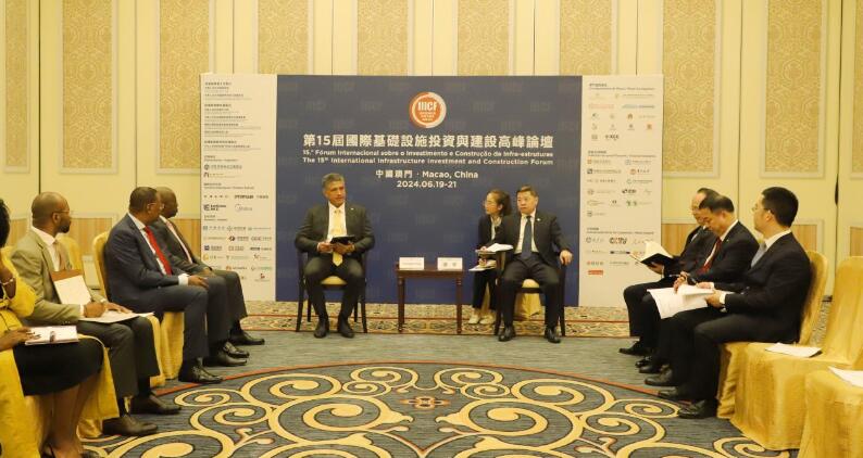 葛洲壩集團(tuán)黨委書記、董事長譚華與安哥拉能源水利部部長若昂·博爾熱斯座談