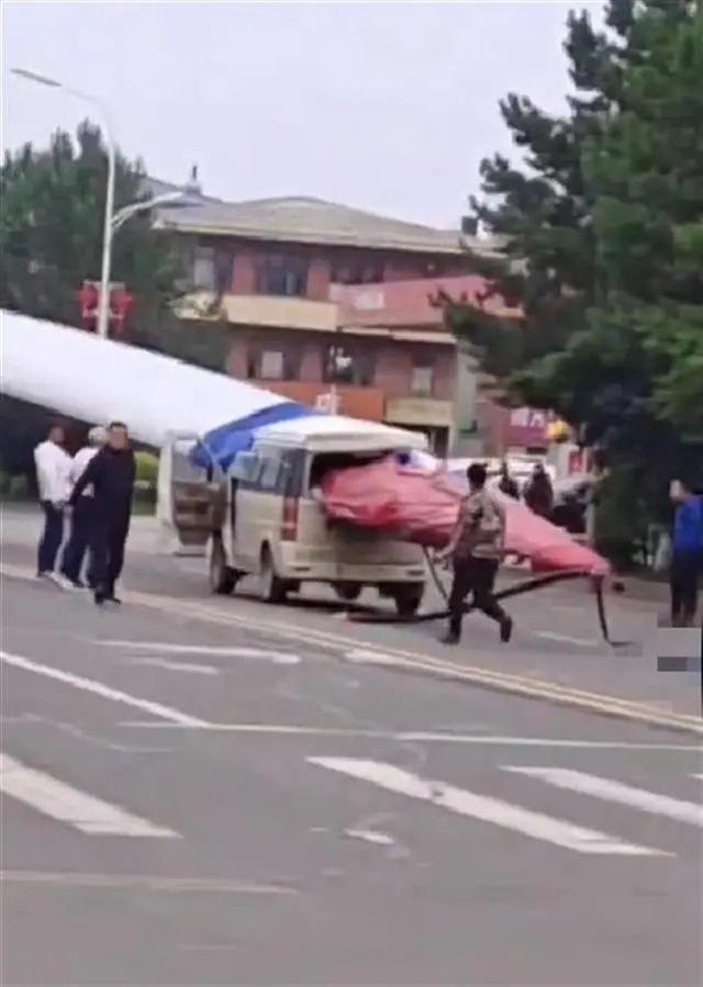黑龍江一面包車被風(fēng)電機葉片刺穿，知情人：車上載有7人