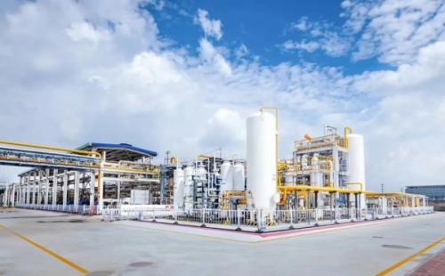 在百年上海龍華機(jī)場變身開展城市更新的上海徐匯西岸地區(qū)，一座傾注綠色低碳技術(shù)的“零碳樓”拔地而起，即將進(jìn)入建筑環(huán)節(jié)中最忙碌、最繁瑣的裝修工程階段。這座“綠色建筑”是東航資產(chǎn)在民航建筑領(lǐng)域的創(chuàng)新探索成果，