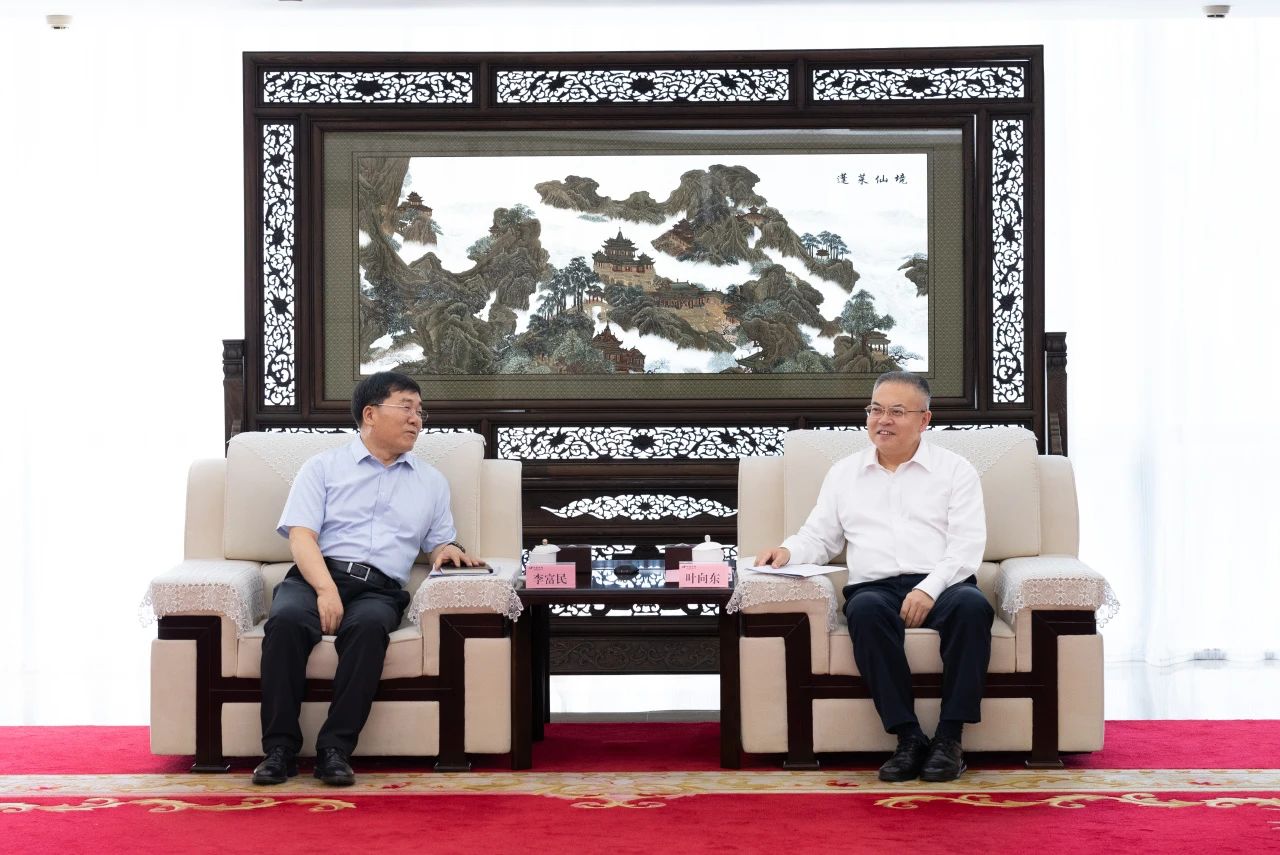 華電集團(tuán)黨組副書(shū)記、總經(jīng)理葉向東與三峽集團(tuán)黨組副書(shū)記、總經(jīng)理李富民舉行會(huì)談