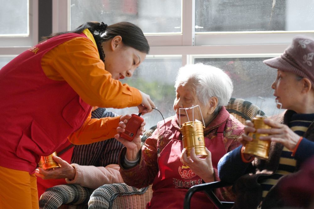 點(diǎn)亮燈 散發(fā)光 燃燒火——記“時(shí)代楷?！眹?guó)家電網(wǎng)四川電力成都高新連心橋共產(chǎn)黨員服務(wù)隊(duì)