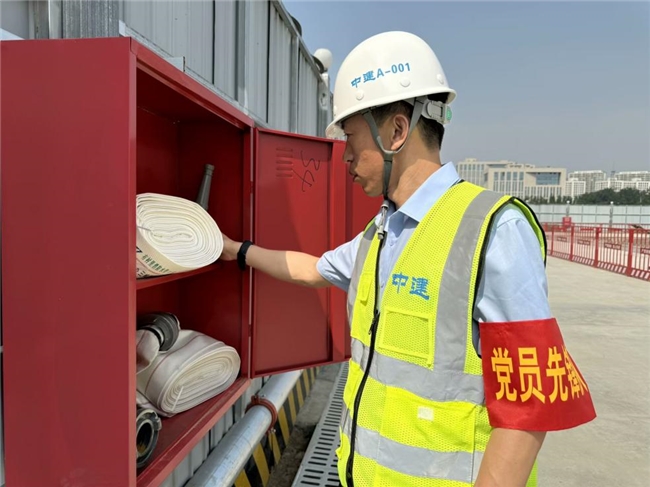 紫光數字經濟科技園項目黨支部開展節(jié)前安全生產檢查