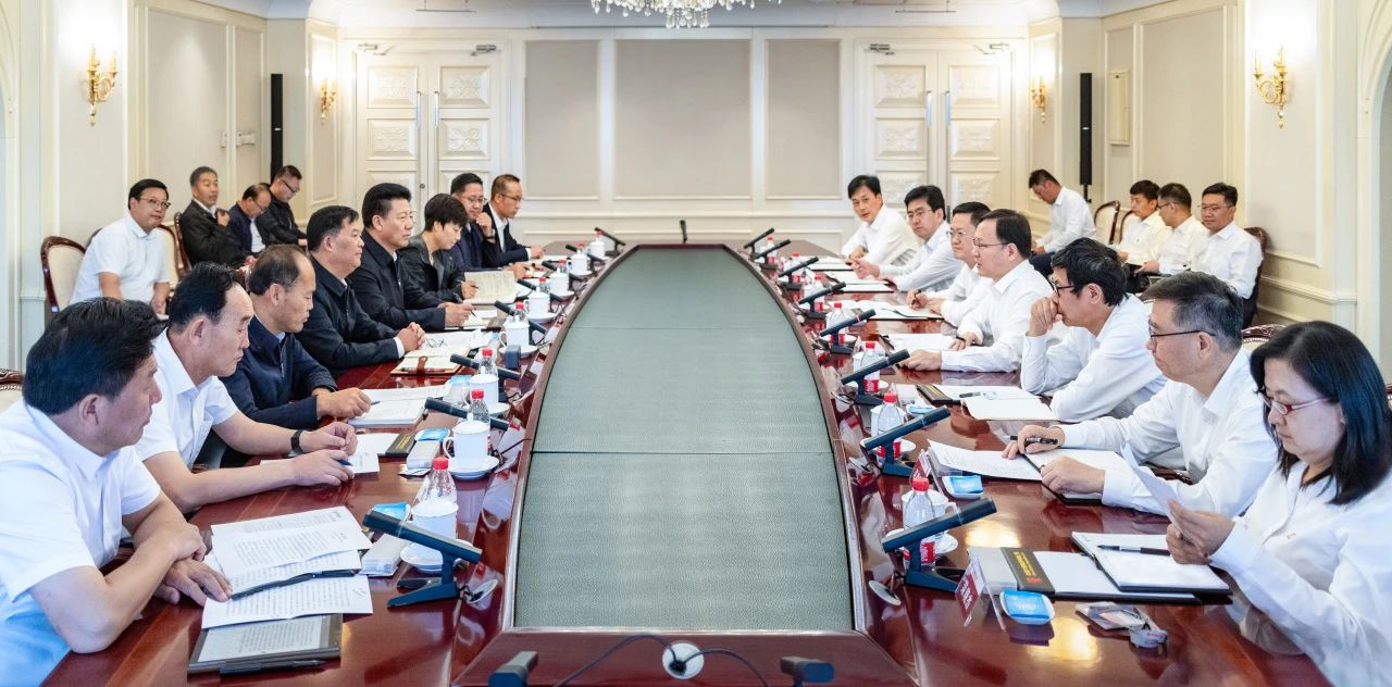 大唐集團總經(jīng)理、黨組副書記張傳江與青海省海南州委書記呂剛、州長尕瑪朋措會談