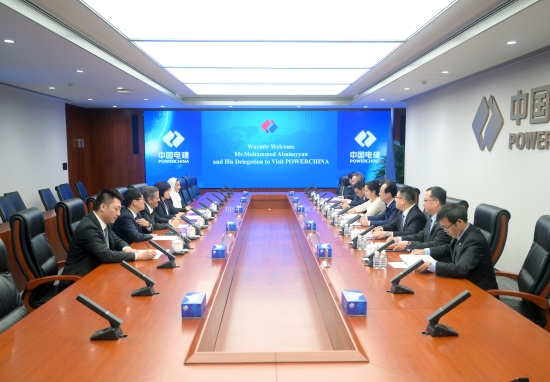 中國電建黨委書記、董事長丁焰章與沙特國際電力和水務(wù)公司董事長阿布納亞舉行會談