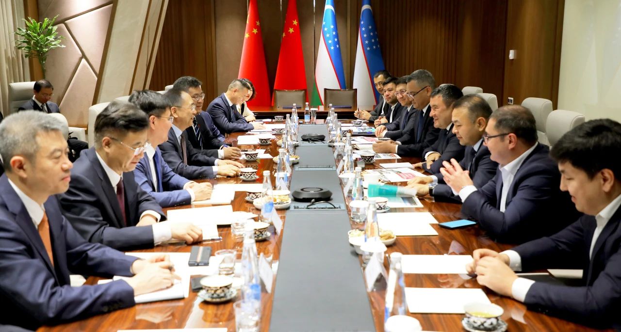 大唐集團有限公司黨組書記、董事長鄒磊與烏茲別克斯坦總理阿里波夫會談