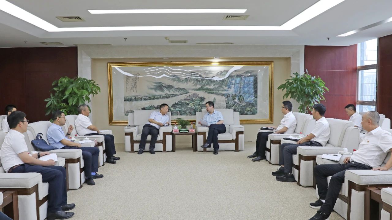 大唐四川公司黨委書記、董事長梁華與水電十局黨委書記、董事長范開平會談