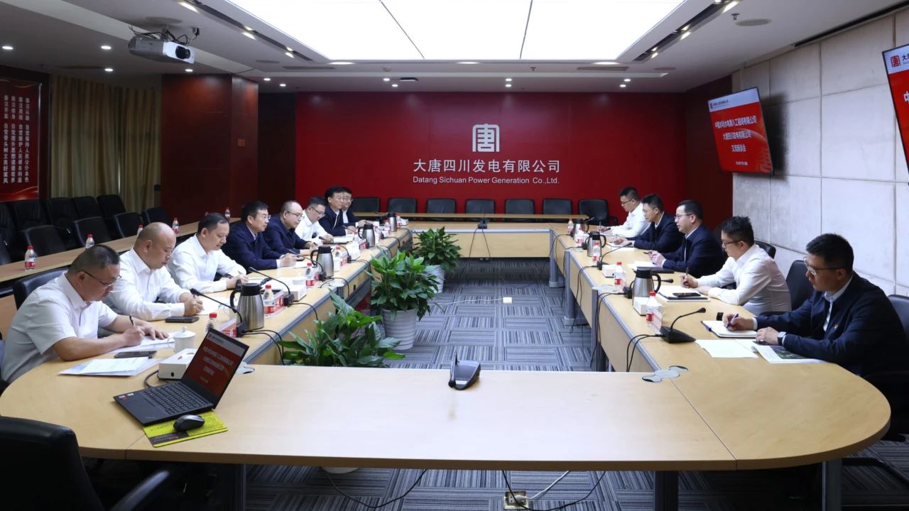 梁華與水電八局黨委書(shū)記、董事長(zhǎng)姜清華會(huì)談