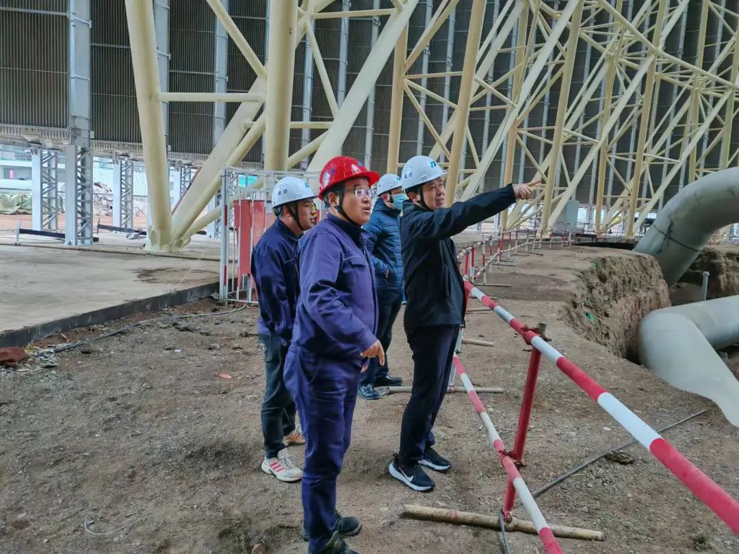 華電科工黨委委員、副總經理亓炳生赴哈密鋼結構間冷塔項目調研