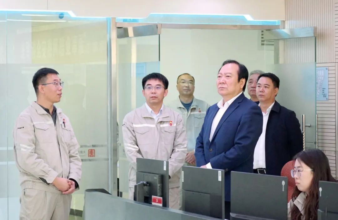 大唐國(guó)際發(fā)電公司黨委書記、董事長(zhǎng)李凱到承德新能源事業(yè)部調(diào)研