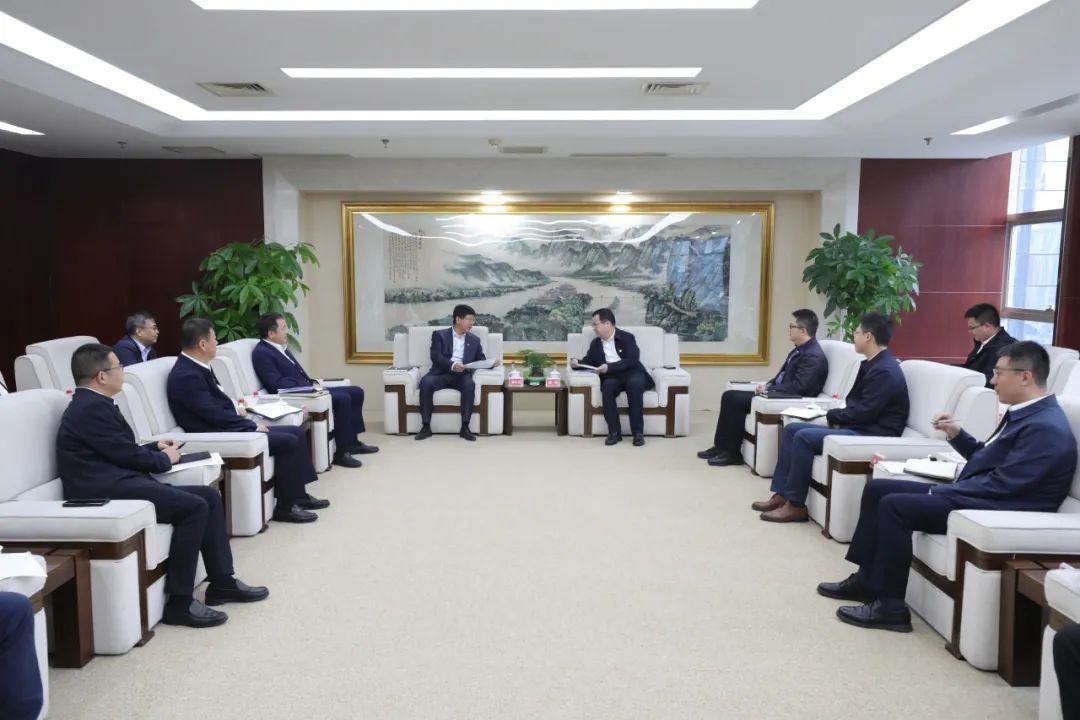 大唐四川公司黨委書記、董事長梁華與中能建西南區(qū)域總部黨委書記、總經理，中能建西南投資公司黨委書記、董事長鄒小川會談