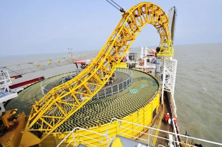 一根“臍帶”入深海