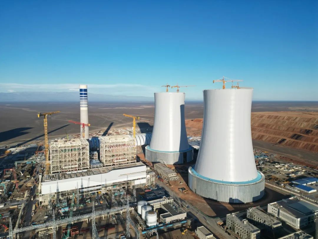 新疆華電哈密2x100萬千瓦煤電鋼結(jié)構間冷塔彩板圍護結(jié)構全部完成