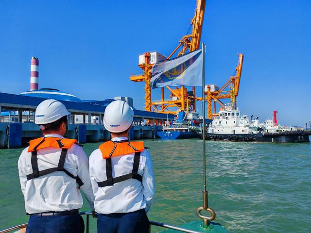 5000噸級電煤船首靠湛江，海事部門保障護(hù)航