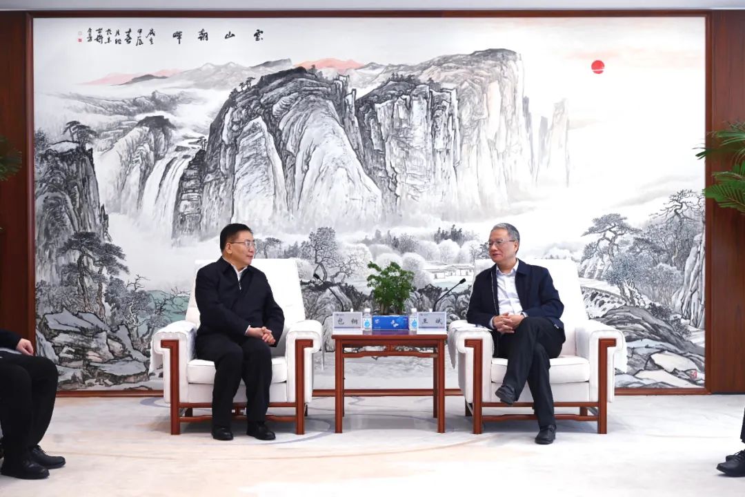 中國(guó)電建黨委副書記、總經(jīng)理王斌與內(nèi)蒙古自治區(qū)黨委常委、呼和浩特市委書記包鋼會(huì)談