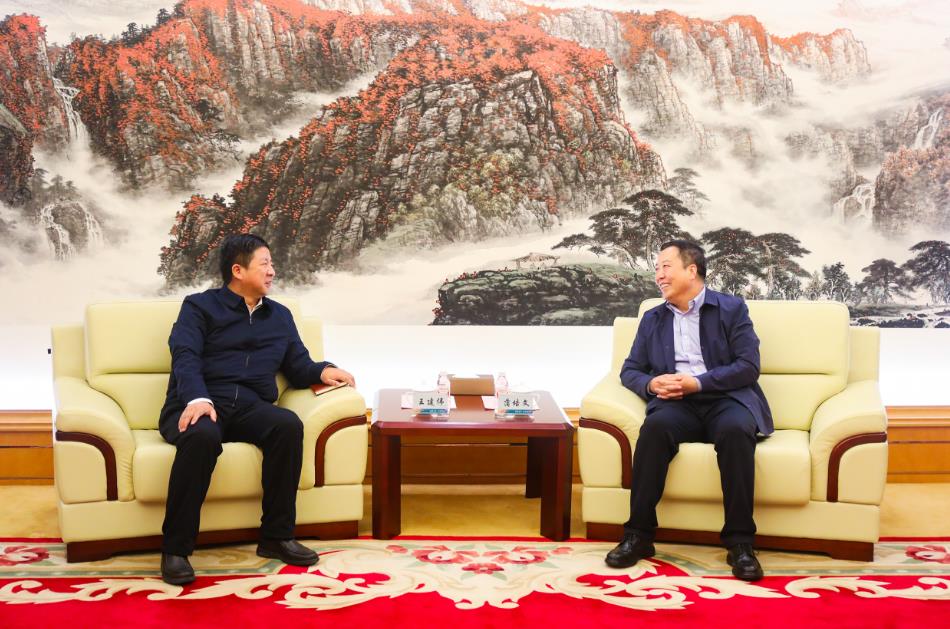 大唐甘肅公司黨委書(shū)記、董事長(zhǎng)王建偉與甘肅電投集團(tuán)黨委書(shū)記、董事長(zhǎng)蒲培文會(huì)談