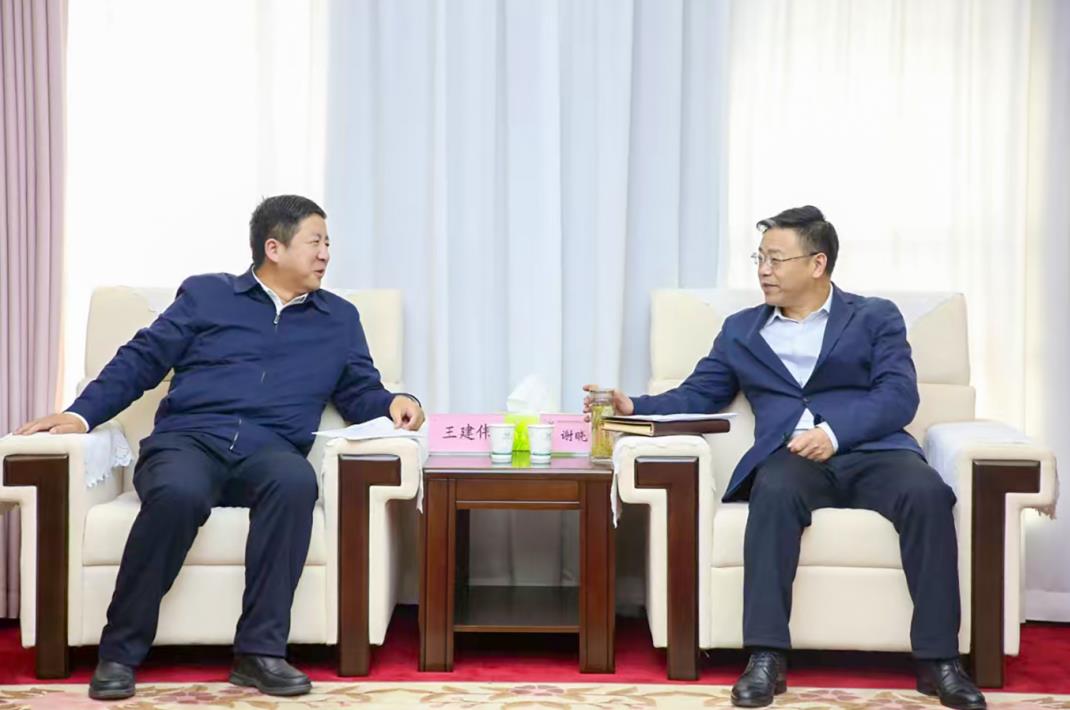 大唐甘肅公司黨委書(shū)記、董事長(zhǎng)王建偉與甘肅能化集團(tuán)黨委書(shū)記、董事長(zhǎng)謝曉鋒會(huì)談