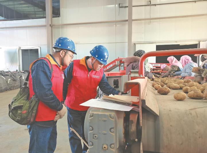 甘肅省古浪縣:及時響應企業(yè)求助 排除廠區(qū)用電故障