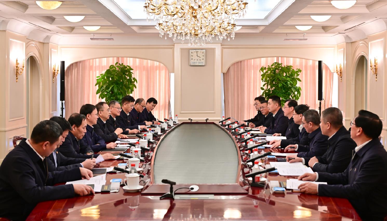 大唐集團董事長鄒磊、總經(jīng)理張傳江與中國安能董事長陳奕輝、總經(jīng)理周慶豐會談