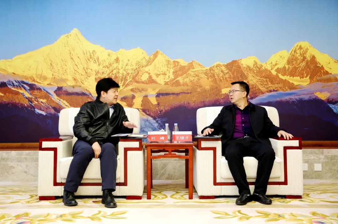 大唐云南公司黨委書記、董事長王繼才與華為中國區(qū)數(shù)字能源業(yè)務(wù)部副總裁劉峰會談