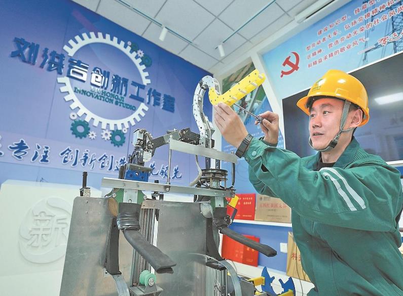 【國網(wǎng)特等勞?！縿⒑榧骸坝媚X子”爬塔走線 靠創(chuàng)新干出實效