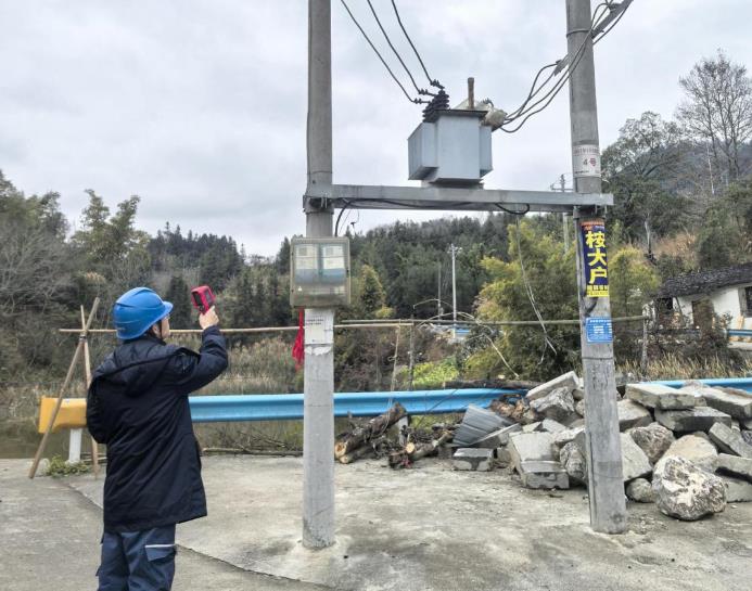 貴州荔波供電局春節(jié)供電不“打烊”，守護(hù)佳節(jié)年味濃