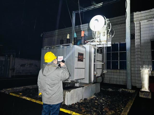 國網(wǎng)偃師供電公司全力應(yīng)對風雪，確保供電穩(wěn)定