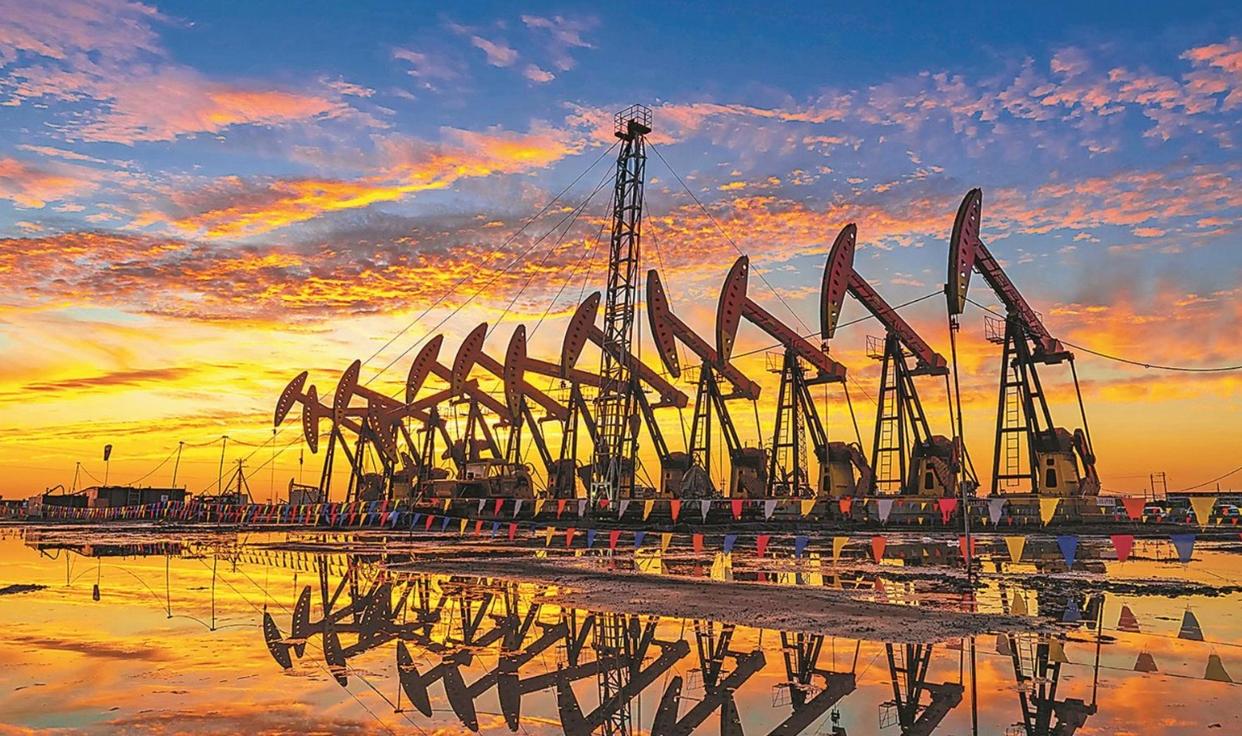 兩大能源機(jī)構(gòu)下調(diào)今年石油供應(yīng)過剩預(yù)期，油價(jià)全年怎么走