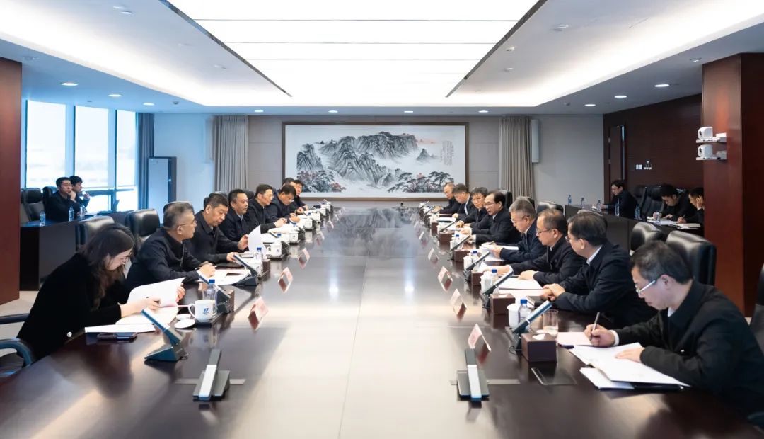 華電集團(tuán)董事長(zhǎng)江毅、總經(jīng)理葉向東與哈電集團(tuán)董事長(zhǎng)曹志安、總經(jīng)理黃偉舉行會(huì)談