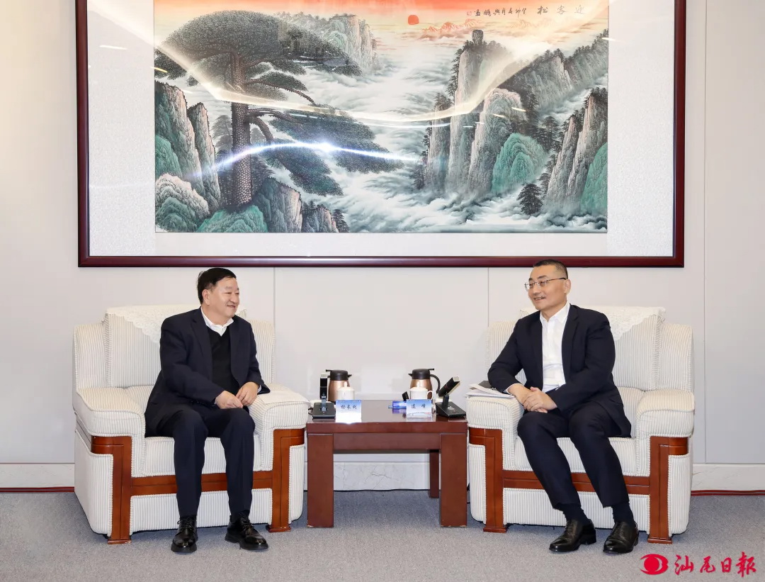 中廣核集團(tuán)黨委書(shū)記、董事長(zhǎng)楊長(zhǎng)利與汕尾市委書(shū)記逯峰、市長(zhǎng)鄭海濤會(huì)談