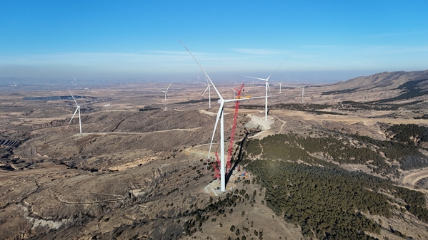 國家電投赤峰高新區(qū)紅山產業(yè)園風儲綠色供電項目首臺風機并網成功