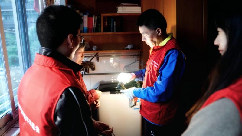 國(guó)網(wǎng)浙江物資公司電力青年主動(dòng)上門服務(wù)，“電暖”千萬(wàn)家