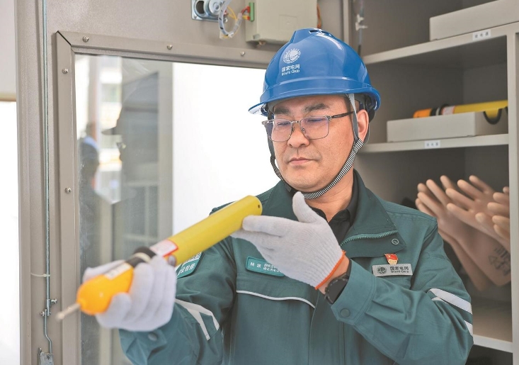 鄉(xiāng)親們的燈亮了，我的心就踏實了——記全國勞動模范楊波