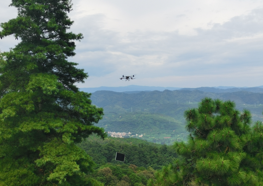 無人機“飛”越陡坡，山地光伏施工提速